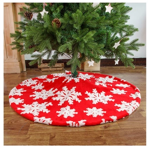 Detailaufnahme einer roten Weihnachtsbaumdecke aus Plüsch mit weißen strukturierten Schneeflocken