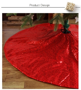 Dettaglio della gonna per albero di Natale con paillettes rosse su pavimento in legno