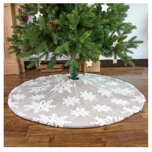 Detail der weichen hellgrauen Plüsch-Weihnachtsbaumdecke mit weißen Schneeflocken