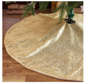 Dettaglio del tappeto per albero di Natale con paillettes dorate e bordo in peluche bianco