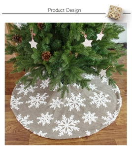 Nahaufnahme der grauen Plüsch-Weihnachtsbaumdecke mit weißen Stickerei-Schneeflocken