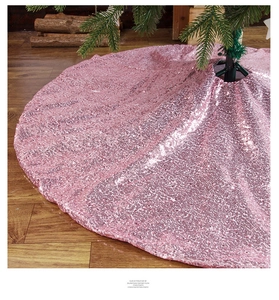 Dettaglio del tappeto per albero di Natale con paillettes rosa e trama tonda scintillante
