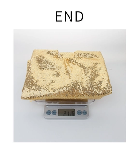 Dettaglio di un tappeto per albero di Natale con paillettes dorate del peso di 211,6g