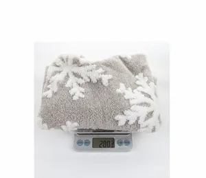 Detaillierte Gewichtsmessung der grauen Plüsch-Weihnachtsbaumdecke mit Schneeflocken