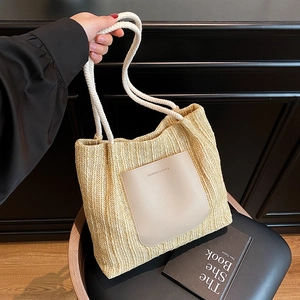 Sac cabas minimaliste en paille avec anses en corde de coton et poche plaquée en cuir
