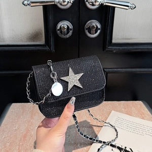 Schicke schwarze Pailletten-Umhängetasche mit Silberstern und Metallkette