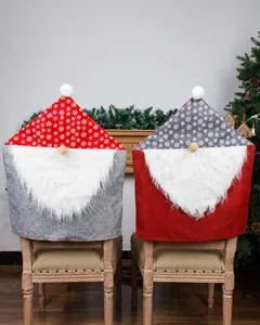 Détail de housses de chaise de Noël en toile de jute avec gnomes et flocons de neige