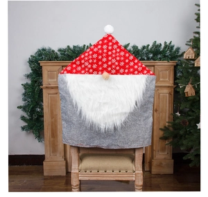 Détail de la housse de chaise de Noël avec gnome, bonnet rouge à flocons et barbe en fourrure
