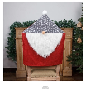 Détail de housse de chaise de Noël avec motif gnome et flocons dans un décor festif
