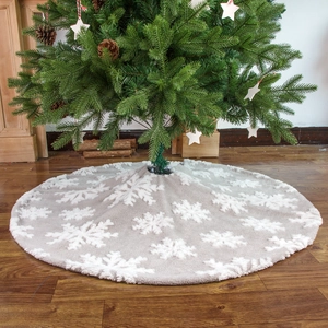 Graue Plüsch-Weihnachtsbaumdecke mit weißen Schneeflocken auf Holzboden