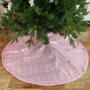 Gonna per albero di Natale con paillettes rosa scintillanti su pavimento in legno