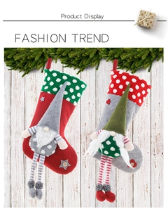 Detalle de calcetines navideños con gnomos y piernas de rayas rojas y verdes festivas