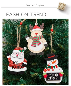 Details von hölzernen Weihnachtsschmuck mit Weihnachtsmann, Rentier und Schneemann am Baum