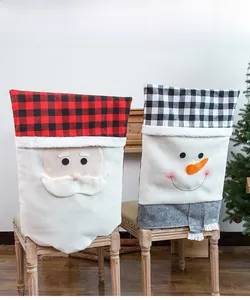 Vue détaillée des housses de chaise de Noël à carreaux rouges et noirs avec motifs Père Noël