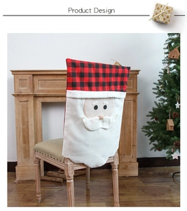 Détail d'une housse de chaise Père Noël avec un motif à carreaux rouges et noirs