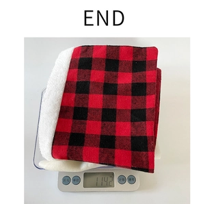Détail de la housse de chaise à carreaux rouge et noir pesant 114,2g sur une balance