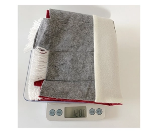 Détail de la housse de chaise à carreaux rouge et blanc montrant la texture et le poids net