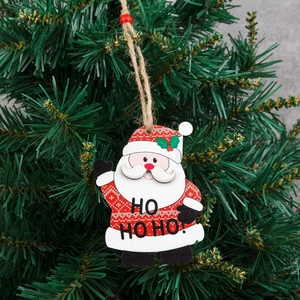 Weihnachtsmann-Holzhänger mit HO HO HO-Schriftzug dekorativ am Weihnachtsbaum aufgehängt