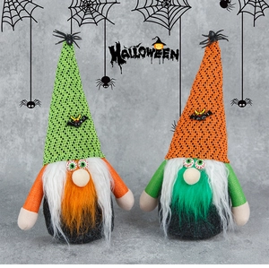 Gnomes d'Halloween avec chapeaux en tricot, barbes orange et vertes et détails d'araignée