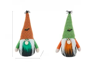 Détails des gnomes d'Halloween avec décorations de chauves-souris et araignées