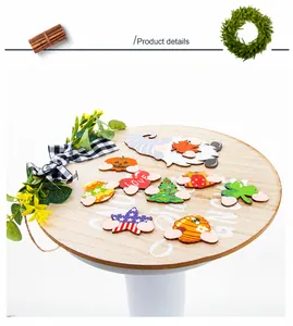 Dettaglio di un cartello di benvenuto in legno con icone festive stagionali intercambiabili