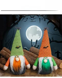 Vue détaillée de deux gnomes d'Halloween avec araignées, chauves-souris et yeux effrayants