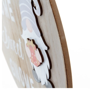 Nahaufnahme des 3D-geschichteten Holz-Wichtelschildes mit Home Sweet Home-Schriftzug