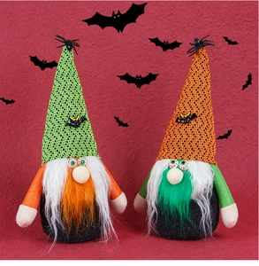 Détail de gnomes d'Halloween avec chapeaux à pois vert et orange et chauves-souris