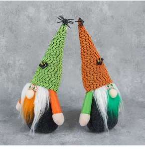 Détail de gnomes d'Halloween avec chapeaux en tricot, araignées et yeux effrayants injectés