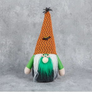 Détail d'un gnome d'Halloween avec chapeau araignée, barbe verte et yeux injectés de sang