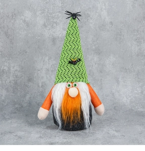 Détail d'un gnome d'Halloween avec chapeau d'araignée vert et barbe pelucheuse