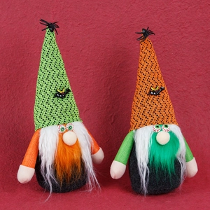 Lot de gnomes d'Halloween avec chapeaux pointus vert et orange et petites araignées