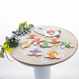 DIY-Willkommensschild aus Holz mit neun austauschbaren saisonalen Motiven und Schleife