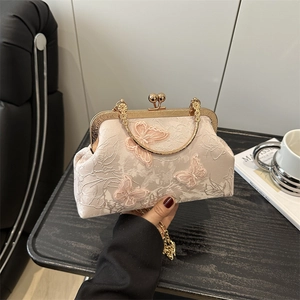Sac coquille rose avec broderie papillon et poignée en métal pour la mode 2025