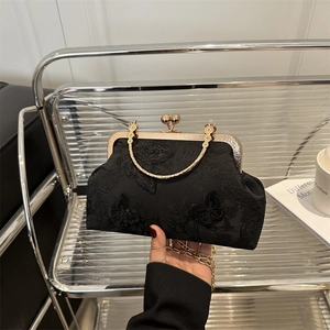 Sac coquille en dentelle noire avec broderie papillon 3D et chaîne en métal doré