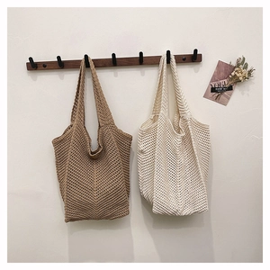 Détail de sacs à bandoulière en crochet faits main en coton de couleur kaki et beige
