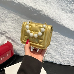 Goldene Mini-Tasche mit Herzsteppung, großem Perlengriff und feiner Schulterkette