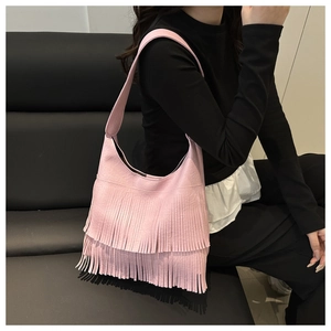 Vue détaillée du sac à bandoulière rose à franges avec pompons de style bohème en PU