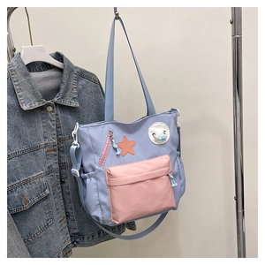 Detailansicht der bunten Nylon-Nachhilfetasche mit Stern-Patch und rosa Reißverschlusstasche