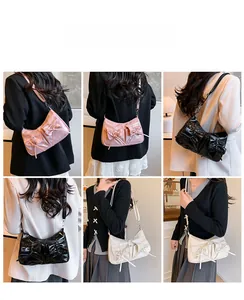 Collage d'un mannequin portant des sacs à bandoulière avec nœud en rose, noir et beige