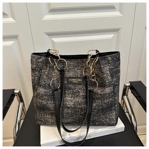 Détail du grand sac cabas en tweed noir avec des paillettes argentées scintillantes