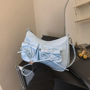Sac bandoulière demi-lune en cuir verni bleu clair avec poches à nœud coulissant