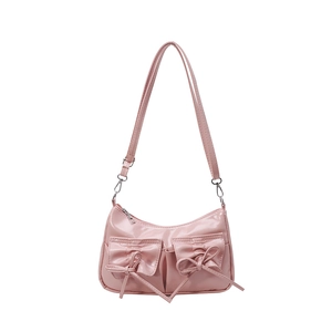 Sac bandoulière rose en cuir verni avec poches à nœuds et bandoulière réglable