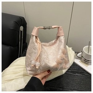 Détail du sac hobo rose avec tissu dentelle floral et nœuds en maille 3D