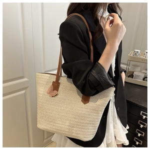 Sac fourre-tout chic en paille tressée beige avec anses en cuir marron et nœud rose