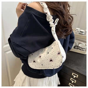 Détail du sac à bandoulière blanc plissé avec oursons et motifs artistiques