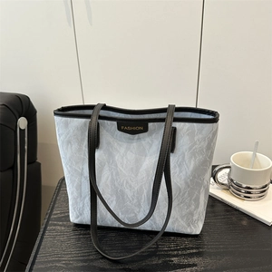 Sac fourre-tout plissé chic en bleu clair avec anses noires et étiquette mode