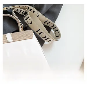 Détail du sac en cuir blanc avec large bandoulière tissée et dessus en tissu texturé