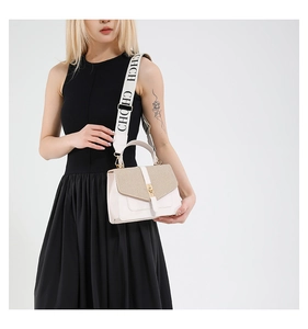 Détail du sac bandoulière tissé blanc et marron avec large bandoulière logo CHCH