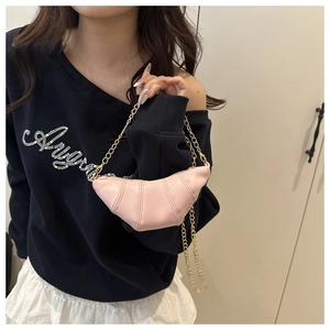 Vue détaillée du mini sac croissant en cuir plissé rose avec chaîne en métal doré chic